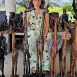Joana Cruz Instagram - Visita ao mercado de artesanato e no dia dos namorados deixo aqui o "Homem feliz", peça típica de Angola. 🤐 Sugiro mudar o nome deste, pelo menos, para "Homem a meio caminho de ser feliz", vá. 🤭 Não temos disto nas Caldas, pois não??🤔 😅 Ai, ai, se calhar vou andando 😅😅 #culturalocal #angola #artesanato