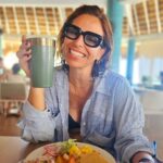 Joana Cruz Instagram - Dito e feito: não largo este copo nem por nada.😎 Quanto ao conteúdo, a informação não é secreta, porém tão variada que não vale a pena explorar o assunto. O que é certo é que estou fã do "copo ideal para o tudo incluído que mantém a bebida fresca por mais de 4 horas". Como se precisasse de tanto tempo😅 #mexico #vacation #tulum #cataloniaroyaltulum