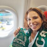 Joana Cruz Instagram - A @iberojetair_pt deu-me o primeiro lugar no avião e espero que este seja o mesmo lugar em que o @sportingcp vai ficar na Taça de Portugal 🤩🙏🏻 Como vou estar no ar à hora da bola, agradeço que me vás pondo aqui a par de tudo o que se vai passando e, obviamente também, do resultado do jogo para saber o motivo pelo qual vou beber tequillas no México quando aterrar mais logo😅😅 Espero que seja pelo melhor dos motivos! Força Sporting!!! Espaço nas pernas não me falta e que a vocês não falte força nas canetas! Arrribaaaa! 💚🤍💚🤍💚 #Jolidey #iberojet #OVooComQueSonhas @jolidey_oficial @agenciaabreu
