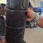 Joana Cruz Instagram - Visita ao mercado de artesanato e no dia dos namorados deixo aqui o "Homem feliz", peça típica de Angola. 🤐 Sugiro mudar o nome deste, pelo menos, para "Homem a meio caminho de ser feliz", vá. 🤭 Não temos disto nas Caldas, pois não??🤔 😅 Ai, ai, se calhar vou andando 😅😅 #culturalocal #angola #artesanato