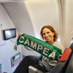 Joana Cruz Instagram - A @iberojetair_pt deu-me o primeiro lugar no avião e espero que este seja o mesmo lugar em que o @sportingcp vai ficar na Taça de Portugal 🤩🙏🏻 Como vou estar no ar à hora da bola, agradeço que me vás pondo aqui a par de tudo o que se vai passando e, obviamente também, do resultado do jogo para saber o motivo pelo qual vou beber tequillas no México quando aterrar mais logo😅😅 Espero que seja pelo melhor dos motivos! Força Sporting!!! Espaço nas pernas não me falta e que a vocês não falte força nas canetas! Arrribaaaa! 💚🤍💚🤍💚 #Jolidey #iberojet #OVooComQueSonhas @jolidey_oficial @agenciaabreu