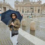 Joana Cruz Instagram - A mágica Praça de S. Pedro onde estive há dias ainda sem conseguir ver ao vivo e a cores o Papa, mas a mensagem que leio sempre nele é a de um homem que quer incluir 'Todos, Todos, Todos'. Haja paz pelo mundo e que comece dentro de cada um de nós🤍 E é de aproveitar bem cada minuto, até porque hoje temos menos uma hora para o fazer 😁 Santa Páscoa 🤍 ⚜️⚜️⚜️⚜️ #roma #rome #piazzasanpietro #vatican #vaticanmuseum #vaticano #pascoa #easter #italia #italy