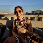 Joana Cruz Instagram - Ainda há bocado era sexta-feira e estava a dançar como se ninguém estivesse a ver. E não estava, na verdade, menos a @sarahawkkk que topou uma bailarina a partir chão da festa do 'Anda Paula' 😅 A responsabilidade do empenho nos passos pode eventualmente ser dos brindes que antecederam o momento 🥸 Sendo assim, resta-me desejar boa semana e até ao próximo bailarico! ✨️✨️✨️✨️✨️✨️✨️ #andapaula #fridaynight