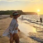 Joana Cruz Instagram - A vida também é isto apesar de alguunnss acharem que é só isto 😅😅 Finalmente as férias de verão chegaram e que sorte poder ver este pôr do sol de Cabo Ledo e entrar nesta água quente aiiii! Que terra maravilhosa! #caboledo #angola #ferias #vacay #ilovetravel