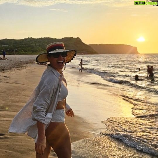 Joana Cruz Instagram - A vida também é isto apesar de alguunnss acharem que é só isto 😅😅 Finalmente as férias de verão chegaram e que sorte poder ver este pôr do sol de Cabo Ledo e entrar nesta água quente aiiii! Que terra maravilhosa! #caboledo #angola #ferias #vacay #ilovetravel