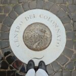 Joana Cruz Instagram - A mágica Praça de S. Pedro onde estive há dias ainda sem conseguir ver ao vivo e a cores o Papa, mas a mensagem que leio sempre nele é a de um homem que quer incluir 'Todos, Todos, Todos'. Haja paz pelo mundo e que comece dentro de cada um de nós🤍 E é de aproveitar bem cada minuto, até porque hoje temos menos uma hora para o fazer 😁 Santa Páscoa 🤍 ⚜️⚜️⚜️⚜️ #roma #rome #piazzasanpietro #vatican #vaticanmuseum #vaticano #pascoa #easter #italia #italy