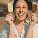 Joana Machado Madeira Instagram - Oooolhaaaa para ela com dois amores de Verão. Difícil mesmo é escolher os novos Gelados de Limão Majestic ou os novos Gelados Majestic Baunilha e Caramelo do @pingodoce #pingodoce #novidadespingodoce