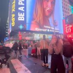 Joana Machado Madeira Instagram - Mãe, apareci na Times Square de Nova Iorque ❤️