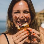 Joana Machado Madeira Instagram - O croissant de chocolate do @pingodoce é doido por praia. Parece que fomos feitos um para o outro. 💚 #pingodoce #novidadespingodoce @pingodoce