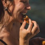 Joana Machado Madeira Instagram - O croissant de chocolate do @pingodoce é doido por praia. Parece que fomos feitos um para o outro. 💚 #pingodoce #novidadespingodoce @pingodoce