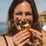 Joana Machado Madeira Instagram - O croissant de chocolate do @pingodoce é doido por praia. Parece que fomos feitos um para o outro. 💚 #pingodoce #novidadespingodoce @pingodoce