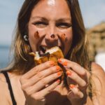 Joana Machado Madeira Instagram - O croissant de chocolate do @pingodoce é doido por praia. Parece que fomos feitos um para o outro. 💚 #pingodoce #novidadespingodoce @pingodoce