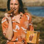 Joana Machado Madeira Instagram - Oooolhaaaa para ela com dois amores de Verão. Difícil mesmo é escolher os novos Gelados de Limão Majestic ou os novos Gelados Majestic Baunilha e Caramelo do @pingodoce #pingodoce #novidadespingodoce
