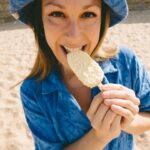 Joana Machado Madeira Instagram - Oooolhaaaa para ela com dois amores de Verão. Difícil mesmo é escolher os novos Gelados de Limão Majestic ou os novos Gelados Majestic Baunilha e Caramelo do @pingodoce #pingodoce #novidadespingodoce