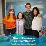 Joana Marques Instagram - David Fonseca veio surpreender Joana Marques no dia do seu aniversário e dedicou-lhe uma versão alternativa de "Borrow". "Velha" é o nome do tema que celebra este dia tão especial da amiga. "Estás mais velha, Joana Marques"... Parabéns, Joana! Veja o vídeo completo em rr.pt ou no Youtube da Renascença #ParabénsJoanaMarques #AsTrêsDaManhã #Renascença