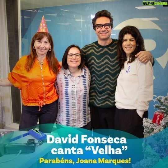 Joana Marques Instagram - David Fonseca veio surpreender Joana Marques no dia do seu aniversário e dedicou-lhe uma versão alternativa de "Borrow". "Velha" é o nome do tema que celebra este dia tão especial da amiga. "Estás mais velha, Joana Marques"... Parabéns, Joana! Veja o vídeo completo em rr.pt ou no Youtube da Renascença #ParabénsJoanaMarques #AsTrêsDaManhã #Renascença