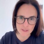 Joana Marques Instagram - Estou preocupada com alguns de vocês e a @cp_comboiosdeportugal também! E por isso vai garantir condições especiais para quem viajar para ver o DESCONFIA no dia 22 ou 23 de março. Aquela informação que costuma vir em letras pequeninas segue aqui em baixo. Comboios Intercidades/Regionais/Interregionais- 30% desconto sobre os bilhetes de i/V, aplicável a viagens entre 21 a 24 de março 2024; Urbanos do Porto- bilhete especial 3€ em complemento às viagens de Longo Curso, aplicável a viagens entre 21 a 24 de março 2024; Urbanos de Lisboa - Promoção 3€, ida e volta, válida na Linha de Sintra/Azambuja, aplicável a viagens entre 22 e 23 de março 2024 (validade é circunscrita à utilização os comboios nas datas dos espetáculos). Carregamento em cartão Navegante ocasional (de utilização individual); Notas: Descontos aplicáveis mediante a apresentação de um documento comprovativo de participação no espectáculo. Venda exclusiva em bilheteiras CP ou em trânsito quando estas não estiverem disponíveis.