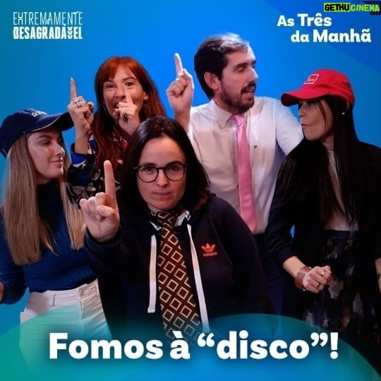 Joana Marques Instagram - Seguimos o conselho do Professor Doutor Filósofo Anticomunista e fomos à "disco" com gravata OU chapéu. Mas há quem não tenha entendido bem o conceito... Não é, @joanamarquespic? #Disco #ExtremamenteDesagradável #AsTrêsDaManhã #Renascença