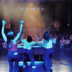 Joana Marques Instagram - Anda, Paula, que é a nossa música! ⚡️ Mais um momento bizarro das nossas vidas. Estar a dançar “É o Bicho” perante 900 pessoas. Porquê? Ninguém sabe. Como não sabíamos, quando esta coisa d’As Três da Manhã começou, na @renascenca, que seria a época mais feliz da nossa vida na rádio. Era improvável que três pessoas que têm de levar umas com as outras às sete da manhã pudessem dar-se tão bem. Tão improvável como estarmos a fingir que somos DJs, no Capitólio, numa sexta à noite. No entanto aconteceu. @ineslopesgoncalves @anagalvaolopez ❤️ obrigada a quem foi, a quem não foi mas gostava de ter ido, e a quem exige “Anda Paula em Fornos de Algodres”. 📸 @sarahawkkk