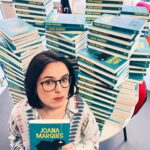 Joana Marques Instagram - A respeito desta situação… chega às livrarias a 6 de junho mas já é possível adquirir online (deixei links nas stories). Dia 16 de junho estarei a fazer gatafunhos na feira do livro (se é que ainda ficou algum livro por autografar, depois de ter assinado essa pilha e outras tantas iguais). Sou contra sujar livros com a minha terrivel caligrafia mas foi uma imposição da editora. O @couceirorui é implacável.