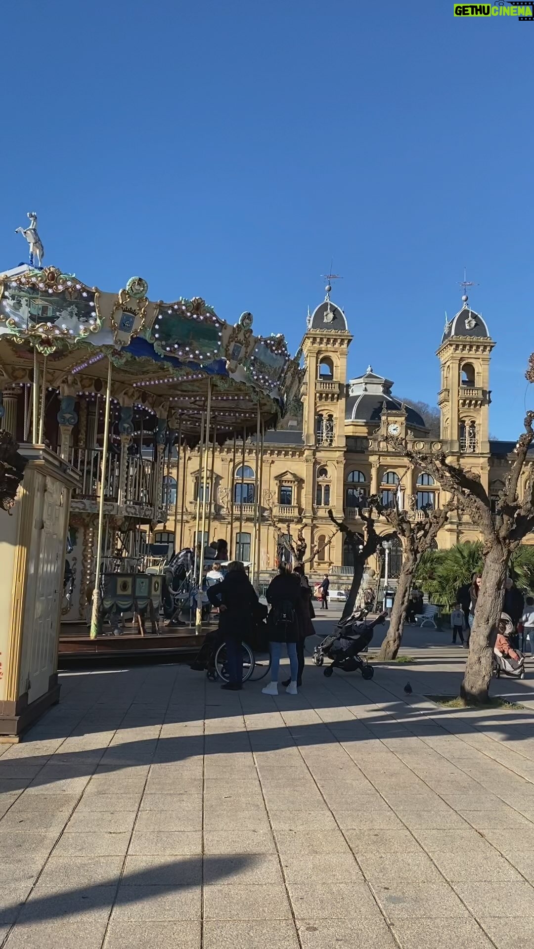 Joana Marques Instagram - Parem de tentar ser felizes, até porque é impossível. O segredo da vida é juntarem-se a pessoas muito mais animadas do que vocês e aproveitarem-se dessa animação, como verdadeiras sanguessugas. De nada.