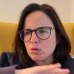 Joana Marques Instagram - Nesta Páscoa, vão sair da vossa zona de conforto? Eu fico na minha, por aqui, a comer amêndoas. Cada um é para o que nasce. @chocolatesregina #pub