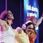 Joana Marques Instagram - Anda, Paula, que é a nossa música! ⚡️ Mais um momento bizarro das nossas vidas. Estar a dançar “É o Bicho” perante 900 pessoas. Porquê? Ninguém sabe. Como não sabíamos, quando esta coisa d’As Três da Manhã começou, na @renascenca, que seria a época mais feliz da nossa vida na rádio. Era improvável que três pessoas que têm de levar umas com as outras às sete da manhã pudessem dar-se tão bem. Tão improvável como estarmos a fingir que somos DJs, no Capitólio, numa sexta à noite. No entanto aconteceu. @ineslopesgoncalves @anagalvaolopez ❤️ obrigada a quem foi, a quem não foi mas gostava de ter ido, e a quem exige “Anda Paula em Fornos de Algodres”. 📸 @sarahawkkk