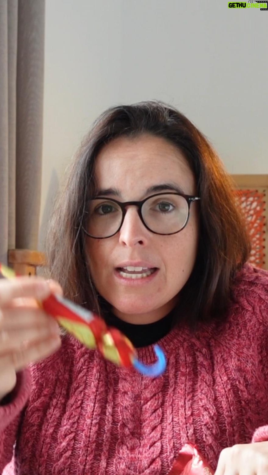 Joana Marques Instagram - Neste Natal não saias da tua zona de conforto. Fica em casa com @chocolatesregina 🍫