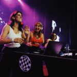Joana Marques Instagram - Anda, Paula, que é a nossa música! ⚡️ Mais um momento bizarro das nossas vidas. Estar a dançar “É o Bicho” perante 900 pessoas. Porquê? Ninguém sabe. Como não sabíamos, quando esta coisa d’As Três da Manhã começou, na @renascenca, que seria a época mais feliz da nossa vida na rádio. Era improvável que três pessoas que têm de levar umas com as outras às sete da manhã pudessem dar-se tão bem. Tão improvável como estarmos a fingir que somos DJs, no Capitólio, numa sexta à noite. No entanto aconteceu. @ineslopesgoncalves @anagalvaolopez ❤️ obrigada a quem foi, a quem não foi mas gostava de ter ido, e a quem exige “Anda Paula em Fornos de Algodres”. 📸 @sarahawkkk