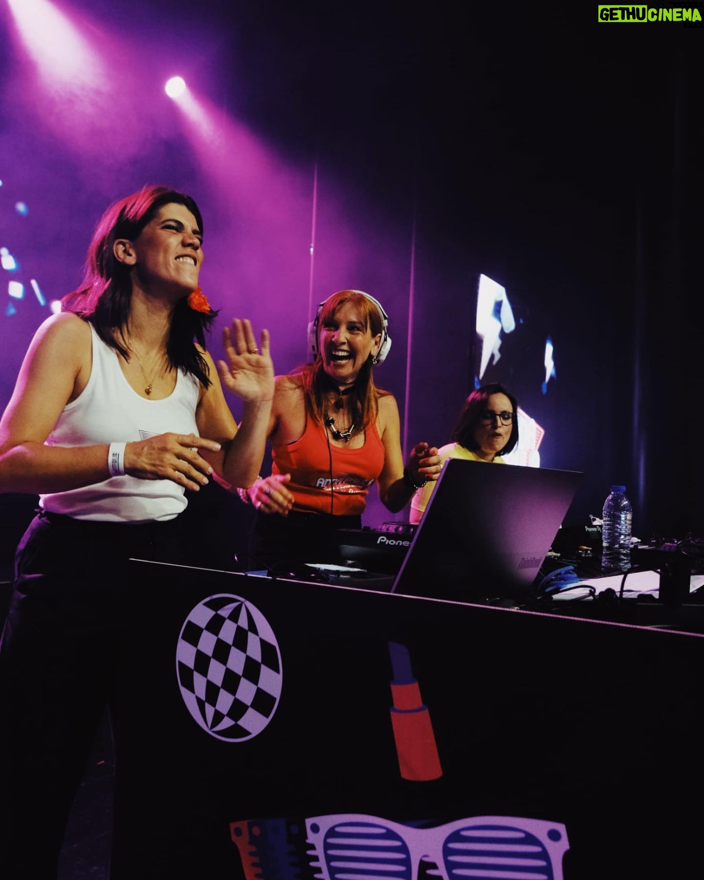 Joana Marques Instagram - Anda, Paula, que é a nossa música! ⚡️ Mais um momento bizarro das nossas vidas. Estar a dançar “É o Bicho” perante 900 pessoas. Porquê? Ninguém sabe. Como não sabíamos, quando esta coisa d’As Três da Manhã começou, na @renascenca, que seria a época mais feliz da nossa vida na rádio. Era improvável que três pessoas que têm de levar umas com as outras às sete da manhã pudessem dar-se tão bem. Tão improvável como estarmos a fingir que somos DJs, no Capitólio, numa sexta à noite. No entanto aconteceu. @ineslopesgoncalves @anagalvaolopez ❤️ obrigada a quem foi, a quem não foi mas gostava de ter ido, e a quem exige “Anda Paula em Fornos de Algodres”. 📸 @sarahawkkk