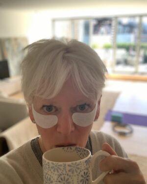 Joanna Coles Instagram - #WFH #multitasking #homegym #whatsgoingtohappentoallmymonthlygroomingappointments #stillondeadline