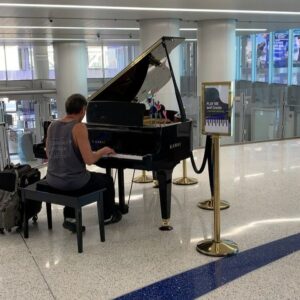 Joanna Coles Instagram - Absolutely ❤️ these pianos for passengers in airports @flylaxairport #LAXsongsinthekeyofflight ✈️✈️✈️