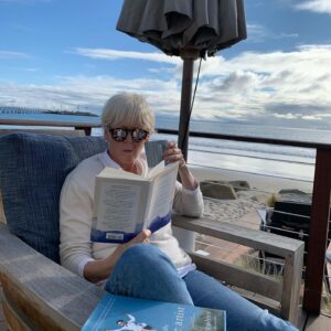Joanna Coles Instagram - Why don’t I read more?! Finally phone-toxing and wildly  engrossed in both Bob Roth’s The Power of Transcendental Meditation and the Escape Artist by Helen Fremont 📚