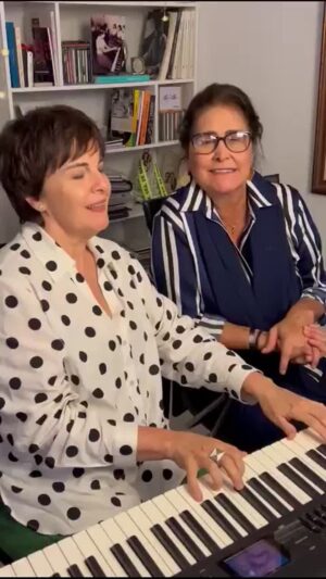 Joanna Instagram - Ensaio para o grande show no Teatro Clara Nunes.🥰

Nem pense em perder esse encontro inédito! ÚNICA APRESENTAÇÃO, em prol da Paróquia de São Conrado, no Rio.
.
COLABORE! GARANTA JÁ SEU INGRESSO pelo app/site Sympla.
.
🗓️ 07/NOV
🕗 20H
📍 Teatro Clara Nunes (Shopping da Gávea)
🎫 Ingressos SYMPLA

Elas estarão lá cantando com muito amor grandes clássicos da MPB, Milton Nascimento, Beto Guedes, Guilherme Arantes, Ronaldo Bastos Flávio Venturini e muitos outros, vá lá e leve alguém que você ama para curtir esse encontro inédito dessas duas divas da MPB! Quem vai levanta a mão aí...

#joanna #cantorajoanna #leilapinheiro #sãoconrado #teatroclaranunes #descaminhos #mpb #riodejaneiro #gavea #shoppingdagavea #jbfm #hotelnacional #hotelnacional