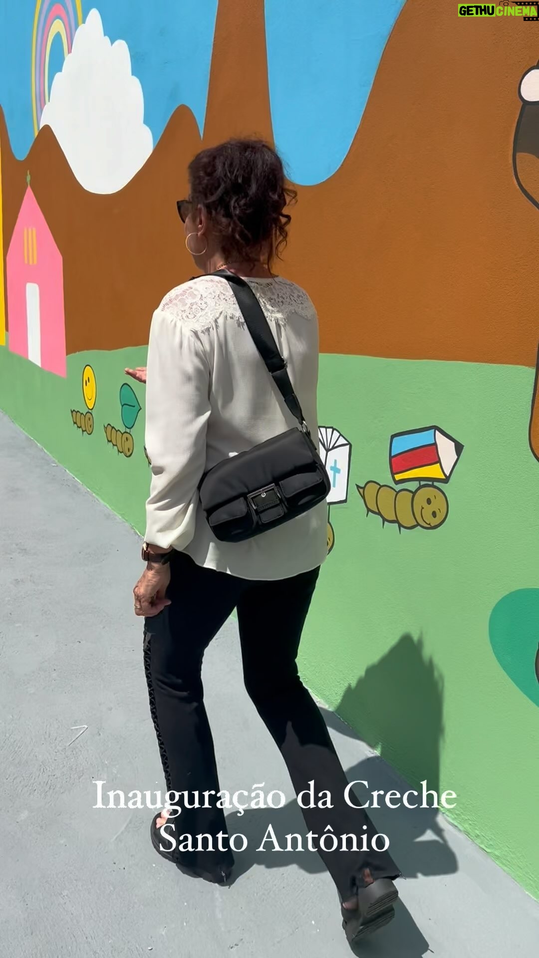 Joanna Instagram - Hoje é dia de celebrar a abertura da Creche Santo Antônio em Teresópolis. Que linda obra da @paroquiadesantoantonio com o empenho da querida , @carolinag.ferreira para atender 140 crianças de forma integral e gratuita. Parabéns Teresópolis por essa maravilhosa aquisição. Viva a educação unida a fé! Obrigada @pe.renatogandrade pelo convite! Música @karenkeldani( Escola de Jesus)
