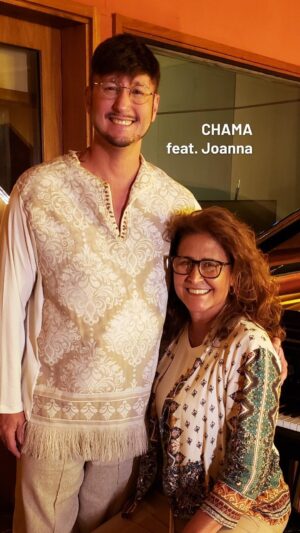 Joanna Instagram - \ Chama \ grande sucesso da @cantorajoanna em 1981, fala dessa escolha por uma carreira profissional na música e o quanto essa jornada pode ser solitária - artisticamente falando, mas como também traz felicidade e é motivo da existência para alguns, como eu. 

Esta canção e esta colaboração com a ⭐️Joanna, a quem serei pra sempre agradecido, propulsionou meu projeto de duetos que venho desenvolvendo desde então.

Obrigado também @jeanwyllys_real, pelo fio que conduziu esta chama, do palco ao estúdio.

Ouça em seu aplicativo de áudio favorito.

🎶 Chama feat. Joanna [Geraldo Amaral e Aristides Guimarães]
💿 @biscoitofino, 2021
@marciaalvarez | Shows & Assessoria

Créditos
@jaimealem | Violões e arranjo
@romulogomesmusic | Baixo 
@luizotavio.oficial | Piano 
@vitorvieirabatera | Bateria
@francefabian | Técnico de gravação, mix e master
@_victorfiuza @joca.joca.joca_ | Vídeo
@betofeitosa | Foto

#TBT #MPB #MúsicaPopularBrasileira #JoãoFênix #Joanna