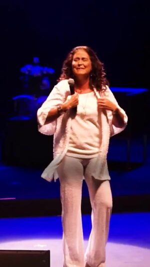 Joanna Instagram - Joanna no Projeto Seis e Meia canta "Recado".

Qual foi a última música da Joanna você ouviu?

Siga #cantorajoanna 

#recado #joanna #cantorajoanna #musica #cancao #show #projetoseisemeia #piano #violao #voz