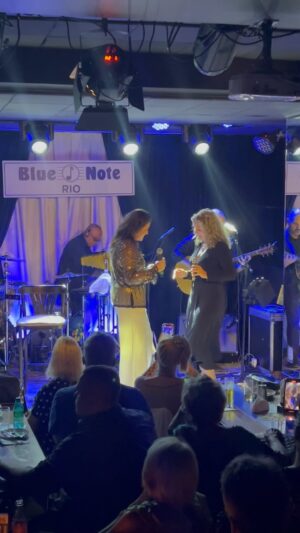 Joanna Instagram - Um vídeo pela noite fantástica de ontem no @bluenoterio. Foi a primeira vez que participei de um show de mpb daquela que pra mim é a cantora mais incrível desse Brasil! Obrigada @cantorajoanna ! Vc sempre iluminando os meus caminhos. 🌹❤️🙏