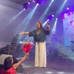 Joanna Instagram - Na noite desta Sexta-feira apresentou-se no palco do nosso Santuário a @cantorajoanna, abrilhantando mais a festa de nossa padroeira junto com todo povo de Deus 💒🙏🏼