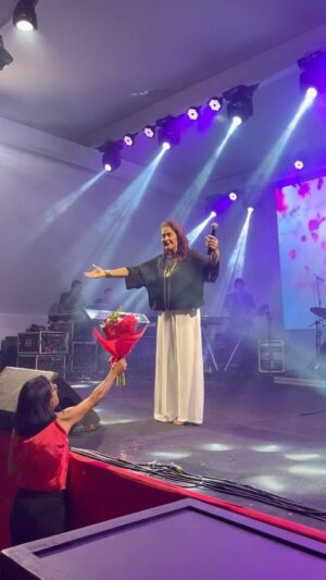 Joanna Instagram - Na noite desta Sexta-feira apresentou-se  no palco do nosso Santuário a @cantorajoanna, abrilhantando mais a festa de nossa padroeira junto com todo povo de Deus 💒🙏🏼