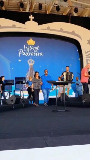 Joanna Instagram - E já vai começar! Festival da Padroeira! 🙏 com esse time de ouro! @cantordaniel @pericles @gianegiovanioficial @mariangelazan @thbarbosa @vitorkley 

@tvaparecida