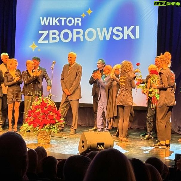Joanna Kulig Instagram - Kochamy śpiewać z @justynaschneider_official dla Mistrza Wiktora Zborowskiego z okazji jego Jubileuszu 50-lecia na scenie. Dziękujemy @krzysztof.materna i @teatr6pietro za zaproszenie🌹