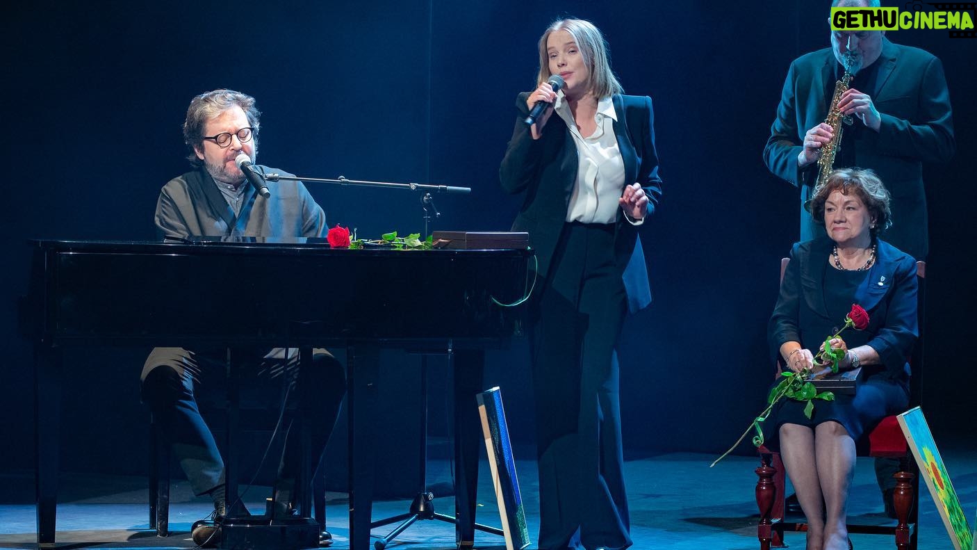 Joanna Kulig Instagram - Kochani, przypominamy z Łukaszem że tylko do końca kwietnia możecie przekazać 1,5% na rzecz @fundacja_mimo_wszystko którą wspieram od lat. Podczas tegorocznej Albertiany odebrałam medal św. Brata Alberta za działalność charytatywną. Był to dla mnie bardzo wzruszajacy i ważny moment za co dziękuję z całego serca @fundacja_mimo_wszystko i Fundacji Brata Alberta💚fot. @Jarosław Praszkiewicz