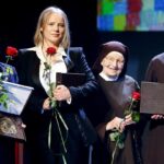 Joanna Kulig Instagram - Kochani, przypominamy z Łukaszem że tylko do końca kwietnia możecie przekazać 1,5% na rzecz @fundacja_mimo_wszystko którą wspieram od lat. Podczas tegorocznej Albertiany odebrałam medal św. Brata Alberta za działalność charytatywną. Był to dla mnie bardzo wzruszajacy i ważny moment za co dziękuję z całego serca @fundacja_mimo_wszystko i Fundacji Brata Alberta💚fot. @Jarosław Praszkiewicz