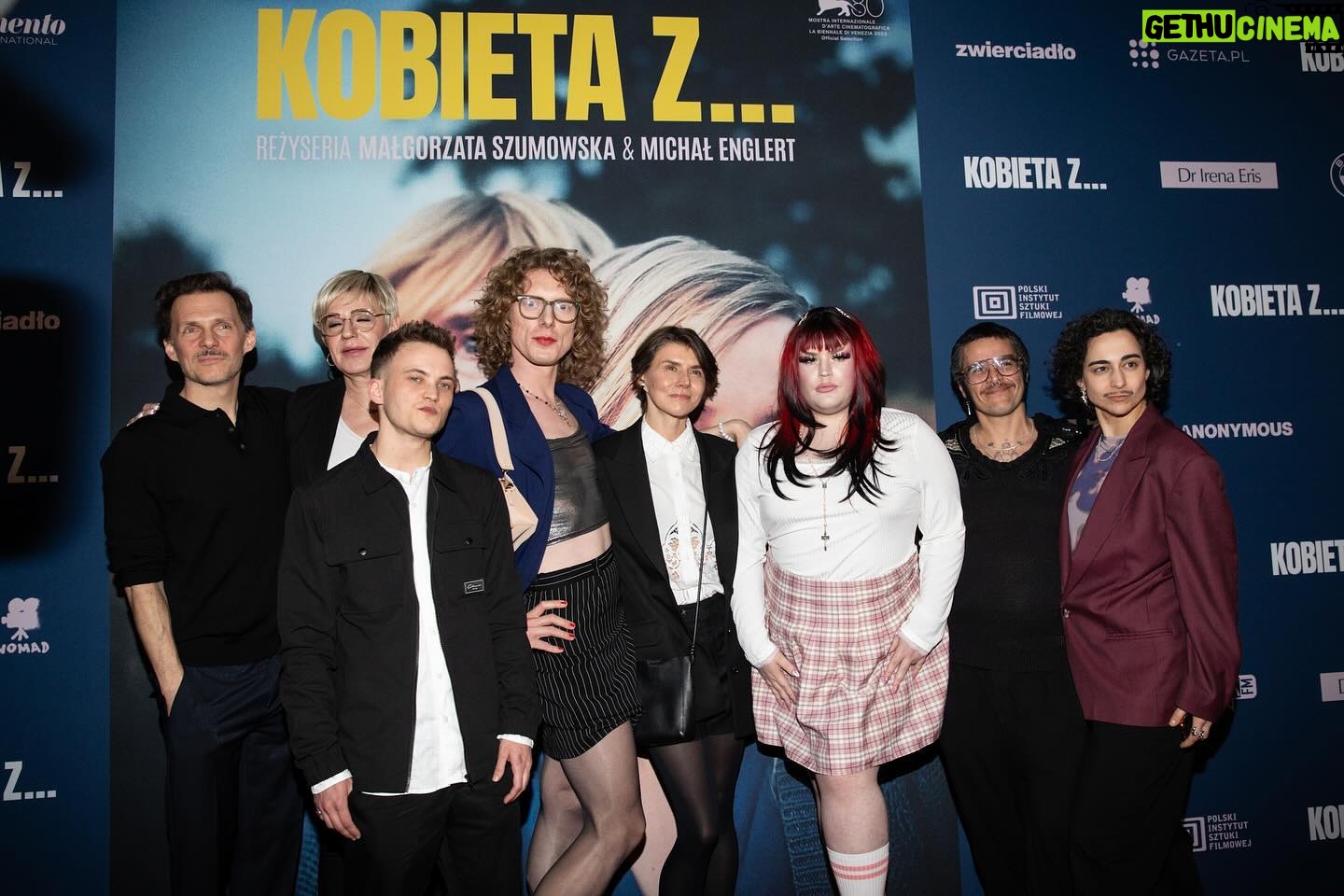 Joanna Kulig Instagram - Światowa premiera „Kobiety z…” miała miejsce podczas ostatniego Międzynarodowego Festiwalu Filmowego w Wenecji, gdzie film brał udział w Konkursie Głównym. Wczoraj w Warszawie odbyła się uroczysta polska premiera tego tytułu! 🤩 W wydarzeniu udział wzięli twórcy i obsada, m.in. Małgorzata Szumowska @szumowska.m, Michał Englert @englert_dop, Malgorzata Hajewska-Krzysztofik @malhaja, Joanna Kulig @joannakulig_official, Mateusz Więcławek, Bogumiła Bajor @bajbyeee, Jacek Braciak @urbanfikolki, Wojciech Mecwaldowski, Marta Nieradkiewicz @martanieradkiewicz_official. 🔥 Nie zabrakło gości takich, jak Ralph Kaminski @ralphkaminski czy Piotr Jacoń @piotr_jacon osób ze środowiska aktywistycznego zaangażowanych w powstanie filmu, jak Anu Czerwiński @anuanucze, Edyta Baker @edyta_baker czy Anna Grodzka @annagrodzka12, a nawet ministra sprawiedliwości Adama Bodnara @adbodnar.💪 @pisf_pl @vogue.polska @madants_films @malhaja @joannakulig_official @grupamoderator_studiofilmowe @memento.international @anoncontent @iwonderpictures @drirenaeris @klaudia.smieja @bmwpolska #KobietaZ #dramat #film #kinopolskie #joannakulig #malgorzataszumowska #michalenglert #malgorzatahajewskakrzysztofik #premiera