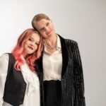Joanna Kulig Instagram - Kochani, na 20lecie @fundacja_mimo_wszystko Ani Dymnej muzykujemy wspólnie z @ralphkaminski i przyjaciółmi @andzelikagusciora.official i @szymonprokop.official do słów piosenki Jacka Cygana „Ponad wszystko, mimo wszystko”. Powstał przepiękny teledysk do którego serdecznie zapraszamy! Dziękuję. Bądźmy razem! Joanna 💚