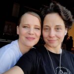 Joanna Kulig Instagram - Kochani, na 20lecie @fundacja_mimo_wszystko Ani Dymnej muzykujemy wspólnie z @ralphkaminski i przyjaciółmi @andzelikagusciora.official i @szymonprokop.official do słów piosenki Jacka Cygana „Ponad wszystko, mimo wszystko”. Powstał przepiękny teledysk do którego serdecznie zapraszamy! Dziękuję. Bądźmy razem! Joanna 💚