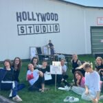 Joanna Kulig Instagram - Kochani, na 20lecie @fundacja_mimo_wszystko Ani Dymnej muzykujemy wspólnie z @ralphkaminski i przyjaciółmi @andzelikagusciora.official i @szymonprokop.official do słów piosenki Jacka Cygana „Ponad wszystko, mimo wszystko”. Powstał przepiękny teledysk do którego serdecznie zapraszamy! Dziękuję. Bądźmy razem! Joanna 💚