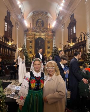 Joanna Kulig Instagram - Zagościmy dziś u Państwa po kolędzie o 16.50 w @polsatofficial 
Zdrowych i spokojnych Świąt dla Wszystkich ❤️ Joanna
