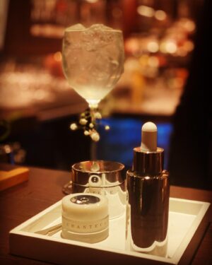 Joanne Froggatt Instagram - Had a gorgeous evening last night with @chantecaille @countryandtownhouse Thank you for bringing such an amazing group of women together in such a beautiful setting.
And thank you to @hyattchurchill for an incredible stay with the most amazing service. 💋